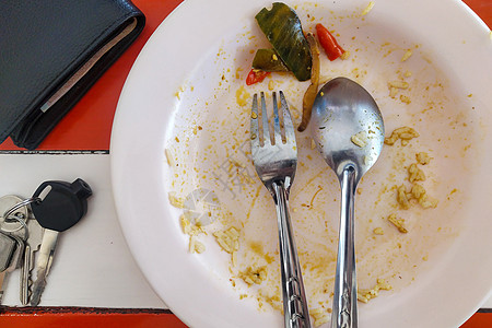 吃完饭后 盘子放在桌子上白色刀具庆典餐厅蔬菜勺子食物咖啡店自助餐午餐图片