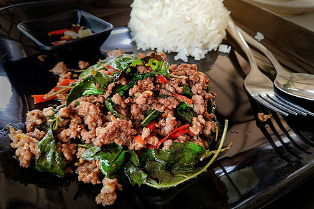 黑盘上加辣椒和烤肉以及蒸炒大米的牛肉午餐烹饪食物白色蔬菜食品美食盘子搅拌街道图片