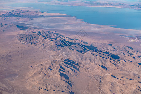 飞越金字塔湖 在雷诺奈瓦达附近横幅峡谷钓鱼岩石天线飞行风景沙漠娱乐弹簧图片