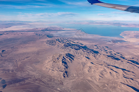 飞越金字塔湖 在雷诺奈瓦达附近娱乐风景钓鱼水库地质学山脉岩石飞机弹簧天线图片