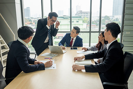 办公办公室的商务窥视会议男人讨论团体团队男性桌子生意人同事风暴金融图片