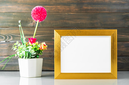 金框和人造花花瓶花束图片