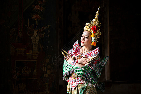 美丽的泰国年轻女子肖像在 Kinnaree 传统服饰服装艺术文化泰国在文学 amayana 泰国文化 Khon Ayuttaya图片