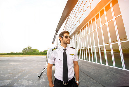 商营私人直升机驾驶员太阳镜正装航空衣冠航班飞机飞行员空气套装职业图片