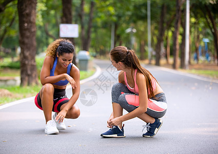 穿着运动服的运动青年在健身馆做健身伸展运动 体育和娱乐概念快乐活力女士力量健身房动机成人活动肌肉训练图片