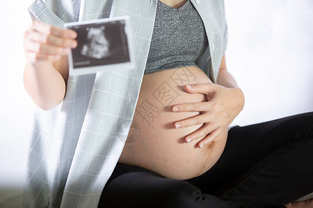 孕妇腹部闭紧女孩母性母亲女人幸福投标成人摄影家庭肚子图片