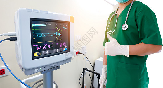 医疗保健和医疗概念 手持听诊器和手套的医生和带脉搏心电图的 EKG 监视器在医院图片