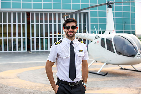 商营私人直升机驾驶员飞机场运输套装衣冠耳机着陆控制商务飞行男人图片