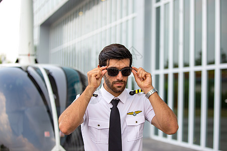 商营私人直升机驾驶员太阳镜耳机生意人人员着陆车辆飞行员奢华飞机商务图片