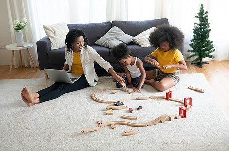 家庭 父亲 母亲和女儿混合种族在客厅一起玩女孩孩子沙发电视幸福房间男人手表快乐童年图片