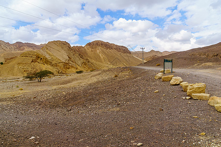 沙漠谷 有方向标志旅行沙漠风景人行道岩石小路踪迹地质学编队内盖夫图片