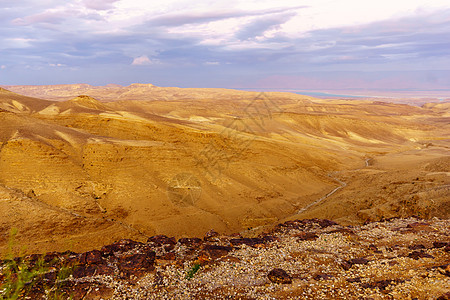 犹大沙漠和死海的日落景旅游天空岩石土地风景死海内盖夫悬崖石头旅行图片