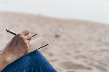 女性手写在小白备忘录笔记本上 为了记下 不要忘记或者列单子绘画杂志笔记作家桌子学习记事本教育女孩手指图片