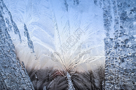 在一个非常寒冷的冬日 窗户上美丽的冰花水晶宏观雪花玻璃石头霜花蓝色磨砂季节薄片图片