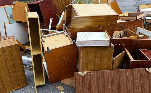 废垃圾堆放场上的旧破旧木制木家具倾倒订金回收刨花板木头环境生态图片