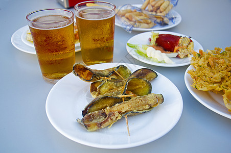 两瓶啤酒 里面装满了虾子的炒茄子乡村食谱午餐草本植物营养美食盘子饮食蔬菜餐厅图片
