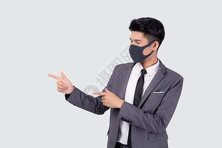 肖像年轻的亚洲商务人士穿着西装 戴着面罩保护 covid19 在白色背景下被隔离 商务人士展示和展示 大流行冠状病毒检疫 新常态图片