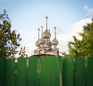 旧的俄罗斯木制教堂 从栅栏那边看图片