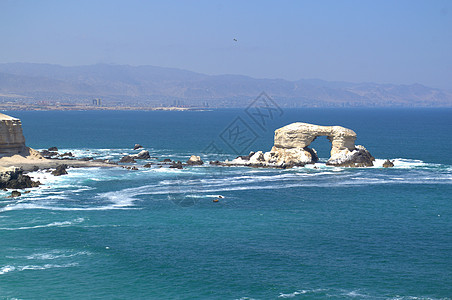 智利安托法加斯塔(Antofagasta)的自然侵蚀岩层形成“La Portada”(The Gate)图片