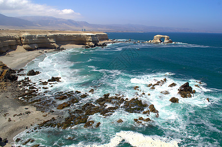 智利安托法加斯塔(Antofagasta)的自然岩层形成“La Portada”(The Gate)图片