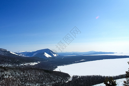 冬季的白卡尔山雪 下雪的森林覆盖了山岳旅行枞树蓝色旅游裂缝树木天空松树场景建筑图片