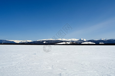 冬季的白卡尔山雪 下雪的森林覆盖了山岳仙境蓝色乐趣松树季节新年全景雪花景观山麓图片