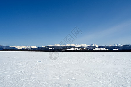 冬季的白卡尔山雪 下雪的森林覆盖了山岳仙境蓝色乐趣松树季节新年全景雪花景观山麓图片