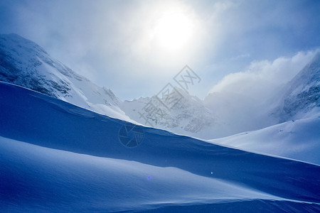 冬季的白卡尔山雪 下雪的森林覆盖了山岳蓝色降雪景观针叶林天空季节场地天气山麓场景图片