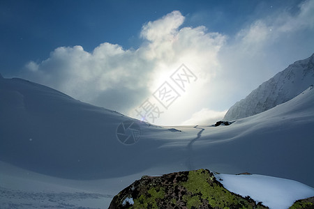 冬季的白卡尔山雪 下雪的森林覆盖了山岳仙境树木建筑天空沉降场地旅行日落场景蓝色图片