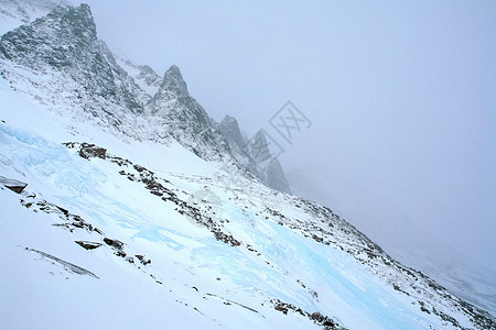 冬季的白卡尔山雪 下雪的森林覆盖了山岳枞树日落裂缝季节场景蓝色仙境雪堆松树旅行图片