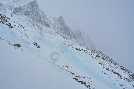 冬季的白卡尔山雪 下雪的森林覆盖了山岳裂缝雪堆旅行冰雕松树农村蓝色天气建筑天空图片