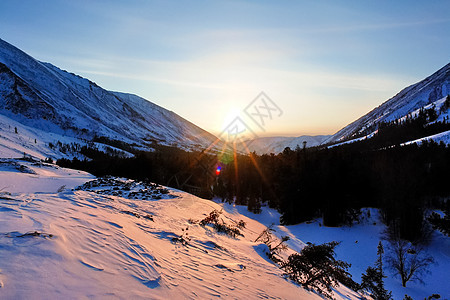 冬季的白卡尔山雪 下雪的森林覆盖了山岳蓝色场景环境日落季节松树气候旅行天空山脉图片