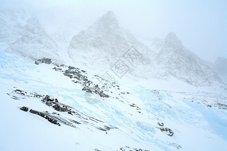 冬季的白卡尔山雪 下雪的森林覆盖了山岳松树场景针叶林旅游蓝色天空景观降雪季节旅行图片