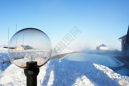 冬天Baikal旅馆附近的街道灯泡金属天空灯笼雪堆季节公园蓝色铸铁路灯邮政图片