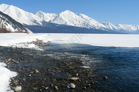 冬天在贝加尔湖岸边 白雪和冰冰丘气候海岸蓝色天气冰柱空隙爬坡季节晴天图片