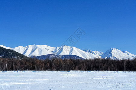 冬天在贝加尔湖岸边 白雪和冰气候蓝色海岸反射冰川悬崖地平线旅游支撑裂痕图片