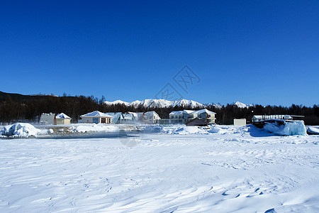 雪后风景冬天在贝加尔湖岸边 白雪和冰岩石旅行场地蓝色太阳裂缝山脉风景支撑季节背景