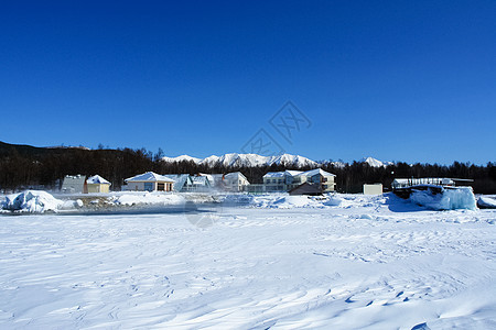 冬天在贝加尔湖岸边 白雪和冰岩石旅行场地蓝色太阳裂缝山脉风景支撑季节图片