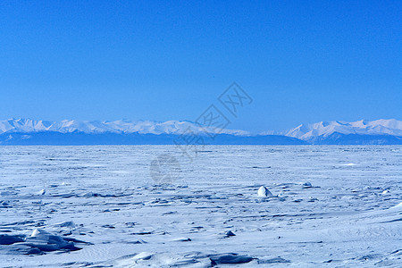 冬天在贝加尔湖岸边 白雪和冰冒险天空太阳蓝天季节变化气候悬崖旅行裂缝图片