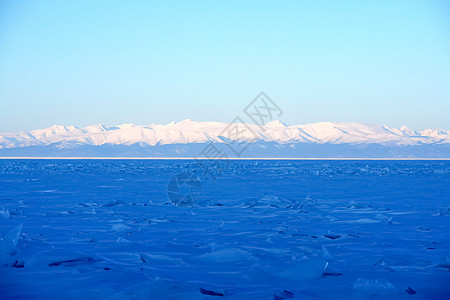 冬天在贝加尔湖岸边 白雪和冰冰川晴天旅行斗牛士蓝色场景支撑天气天空气候图片