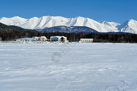 冬天在贝加尔湖岸边 白雪和冰地标季节场地冰柱晴天支撑天气反射天空海岸图片