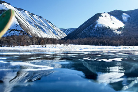 冬天在贝加尔湖岸边 白雪和冰冰川支撑海岸裂缝全景晴天冰雪气候季节岩石图片