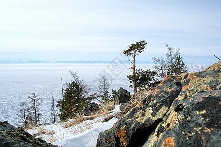 冬天在贝加尔湖岸边 白雪和冰旅行蓝色气候海岸山脉天气冒险天空季节冷冻图片