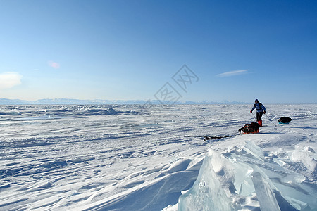 Baikal湖岸边的滑雪坡 滑雪赛道海岸天空爬坡岩石旅行全景晴天运动蓝色旅游图片