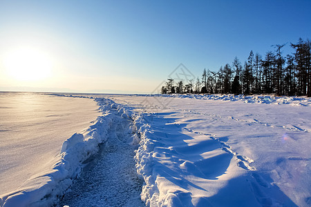 Baikal湖岸边的滑雪坡 滑雪赛道运动蓝色支撑岩石铁路旅游天空晴天村庄旅行图片