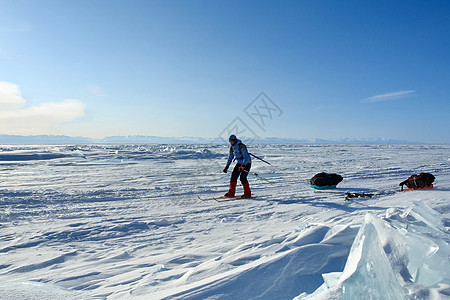 Baikal湖岸边的滑雪坡 滑雪赛道旅游岩石运动旅行蓝色村庄爬坡天空支撑海岸图片