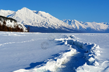 Baikal湖岸边的滑雪坡 滑雪赛道爬坡运动蓝色铁路支撑村庄海岸岩石旅行旅游图片