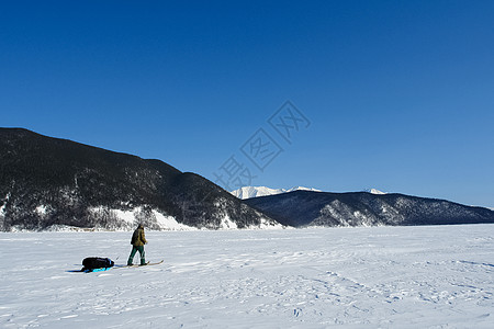 Baikal湖岸边的滑雪坡 滑雪赛道旅行铁路全景旅游村庄爬坡海岸天空岩石晴天图片