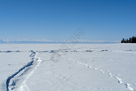 Baikal湖岸边的滑雪坡 滑雪赛道岩石运动全景旅行铁路海岸蓝色晴天村庄旅游图片