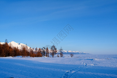 Baikal湖岸边的滑雪坡 滑雪赛道运动蓝色天空旅行旅游晴天支撑岩石全景爬坡图片